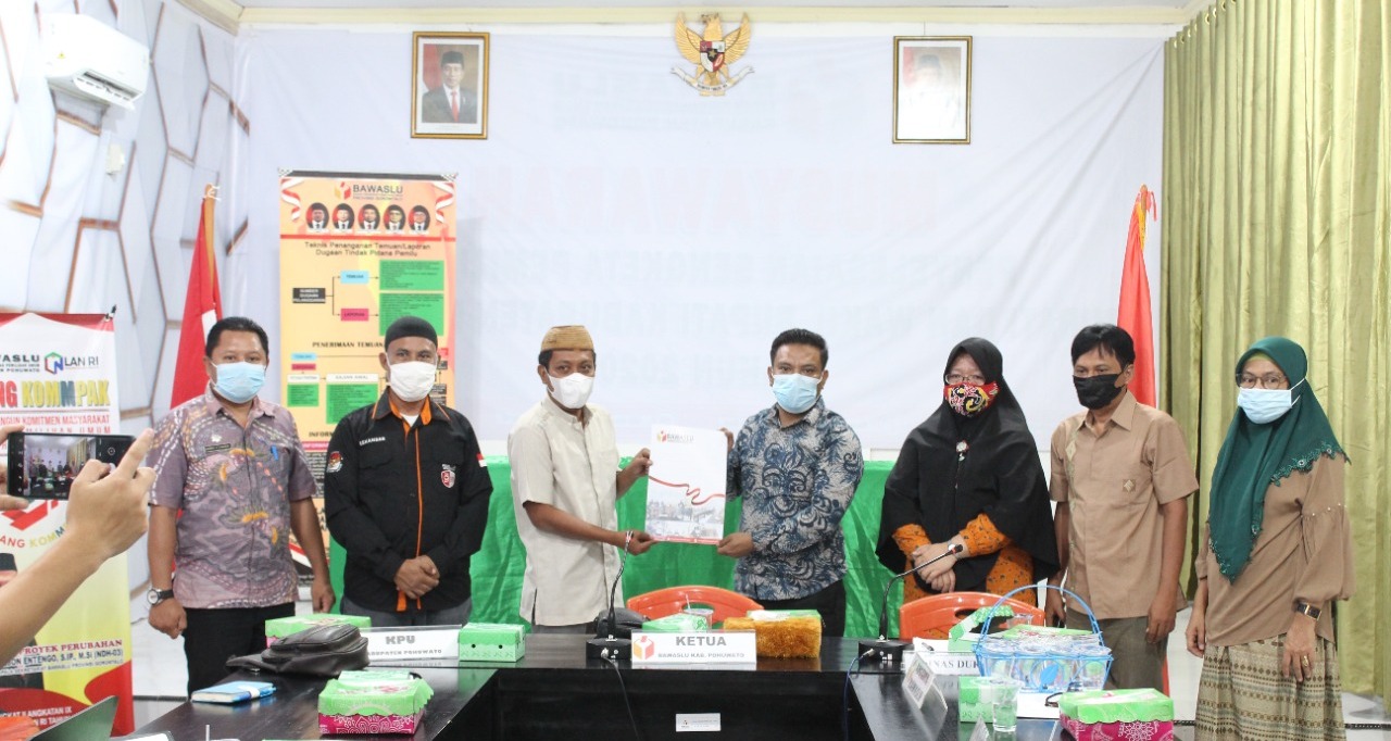 Ketua Bawaslu Pohuwato serahkan Saran Perbaikan Kepada KPU Kabupaten Pohuwato
