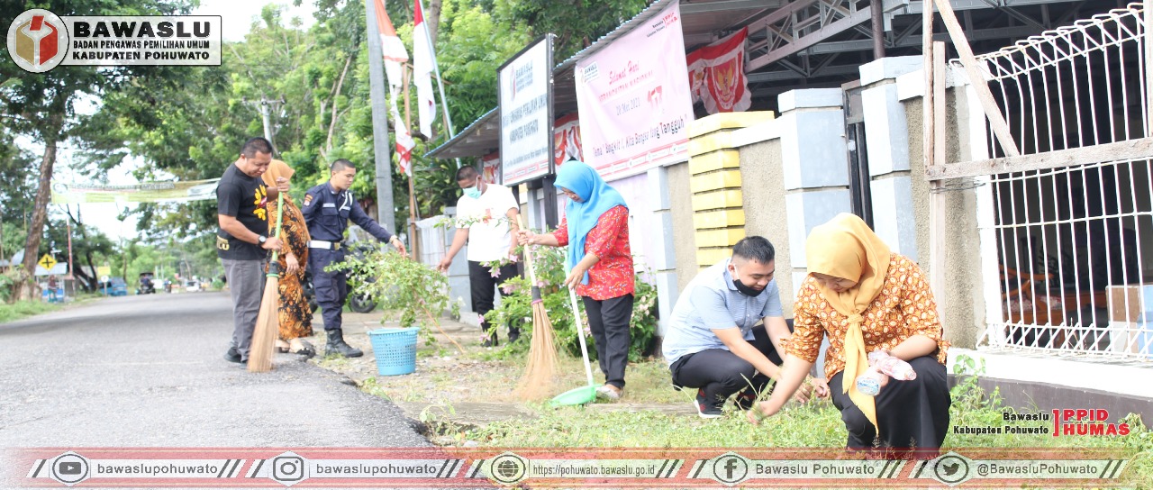 Jaga kebersihan lingkungan kantor, Bawaslu Pohuwato Gelar Jum'at Bersih