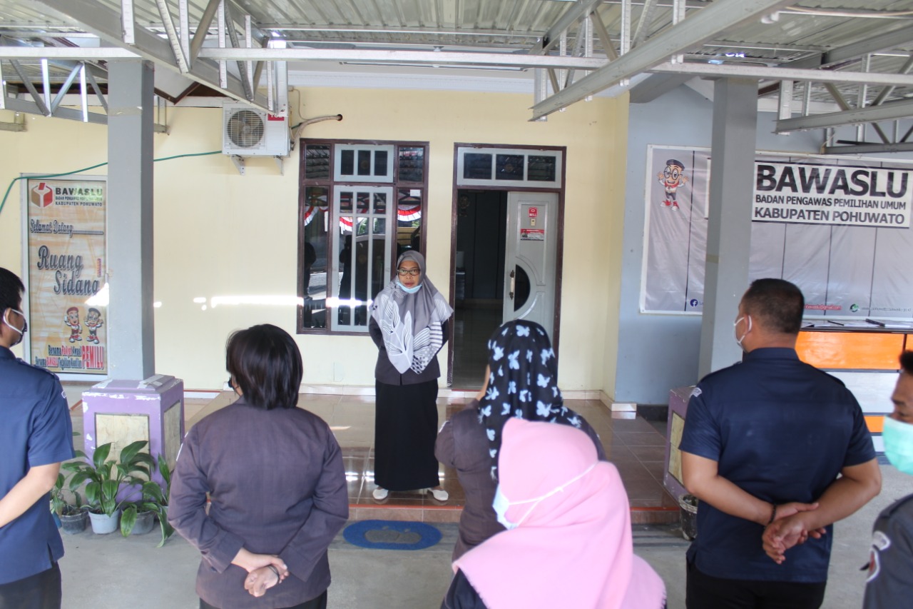 Rahmawaty WARNING Pegawai dilingkungan Bawaslu Pohuwato