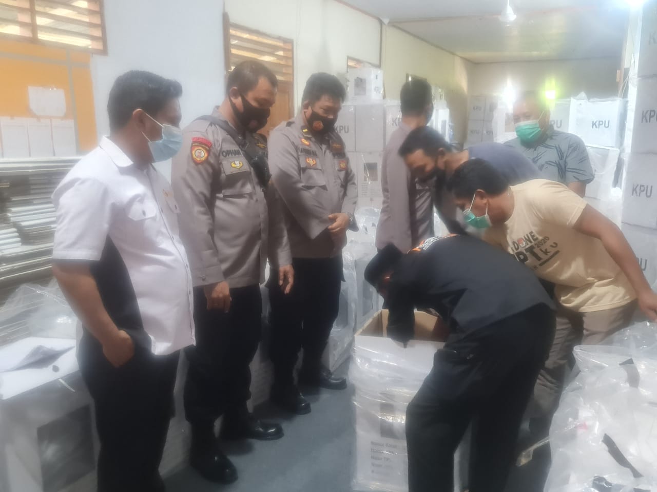 Ketua Bawaslu Hadiri Pembukaan Kotak Suara