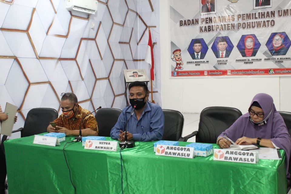 BAWASLU POHUWATO MELAKSANAKAN RAPAT EVALUASI PELAKSANAAN PENGAWASAN COKLIT BERSAMA KPU KABUPATEN POHUWATO