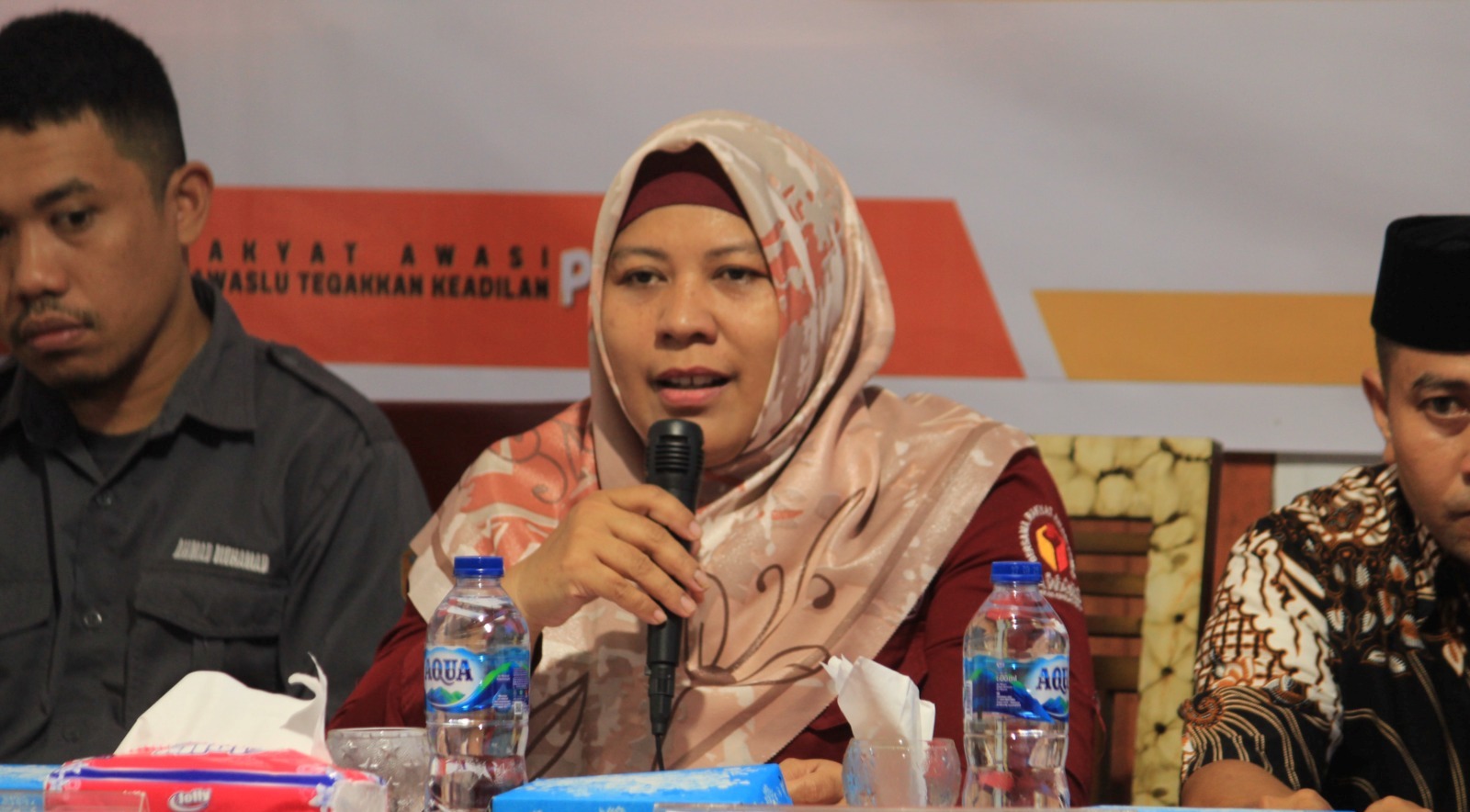 Dian berharap kepada Panwaslu Desa dapat mengamati dan mencermati saat melakukan pengawasan tahapan penyusunan daftar pemilih