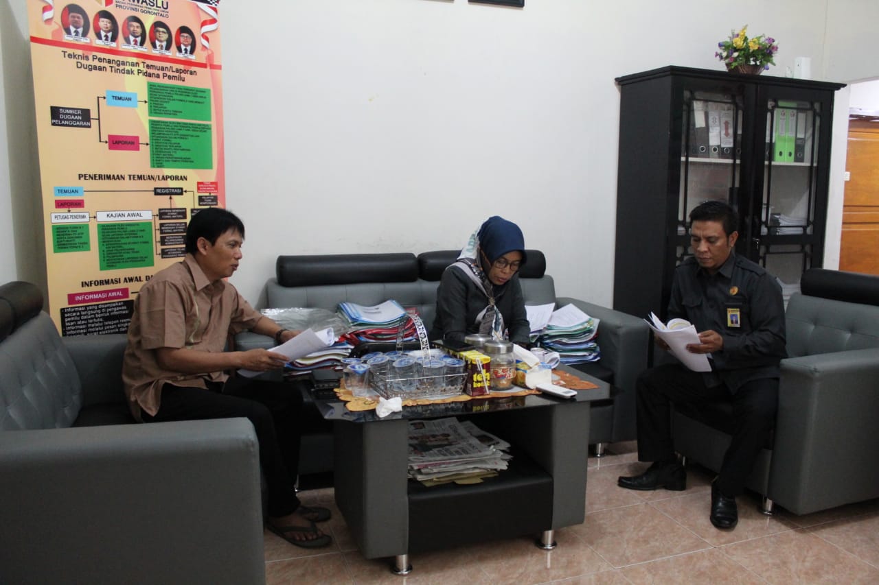 BAWASLU POHUWATO TETAPKAN MASING-MASING 3 ANGGOTA PANWASCAM UNTUK 13 KECAMATAN SE-KABUPATEN POHUWATO