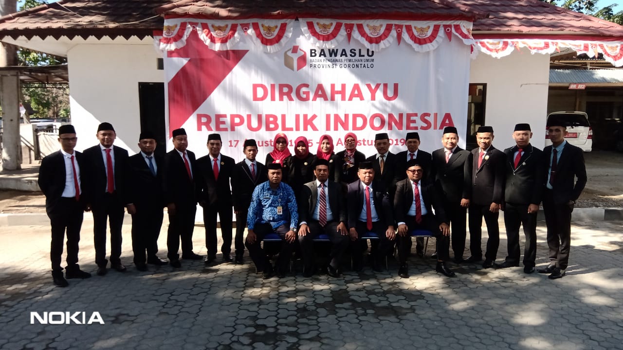 BADAN PENGAWAS PEMILU KAB/KOTA MEMPERINGATI HARI KEMERDEKAAN RI YANG KE-74 DI HALAMAN KANTOR BAWASLU PROVINSI GORONTALO