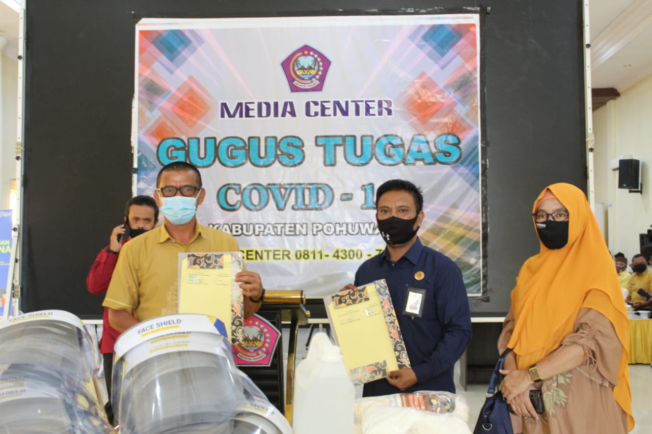 POHUWATO-Bawaslu Kabupaten Pohuwato Tandatangani Addendum Kedua NPHD dan Menerima Bantuan Alat Pelindung Diri (APD) dari Pemerintah Daerah Kabupaten Pohuwato  Kamis,(25/06/2020).
