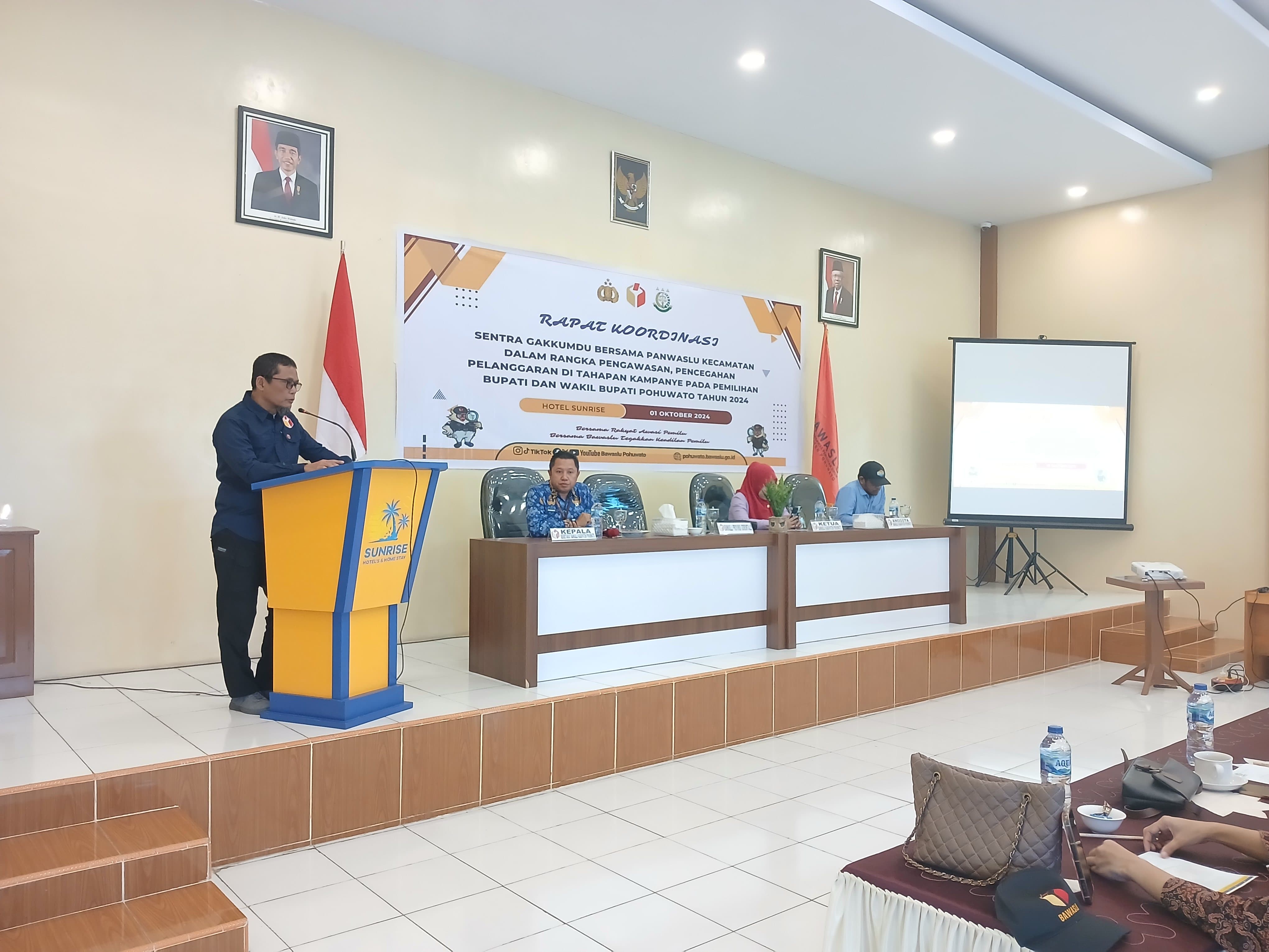 Anggota Bawaslu Provinsi Jhon Hendri Purba, Saat Memberikan Sambutan dan Sekaligus membuka kegiatan Rakor