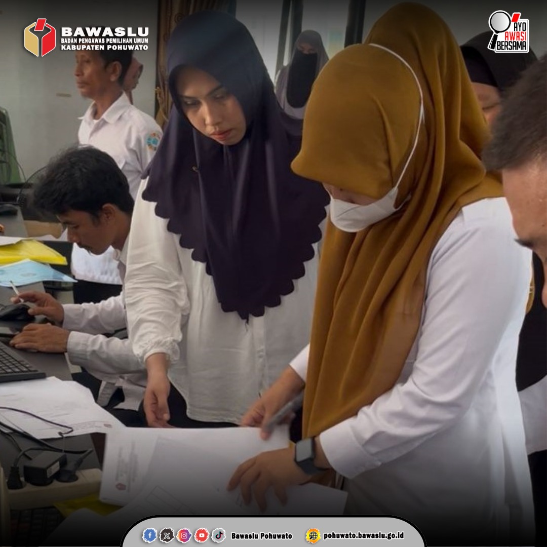 Ketua Bawaslu Pohuwato, Yolanda Harun saat melakukan Pengawasan Pencocokan dan Penelitian Terbatas (Coktas) yang di Lakukan oleh KPU Kabupaten Pohuwato di Kecamatan Lemito