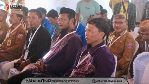 Anggota Bawaslu Pohuwato Munawar dan Amran Hulubangga saat Mengawasi Proses Penetapan Nomor Urut Pasangan Calon Bupati dan wakil Bupati Pohuwato tahun 2024