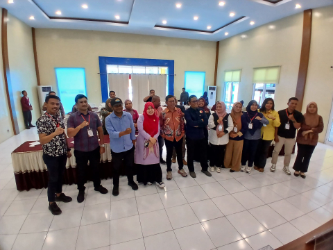 Foto Bersama Pemateri dan Peserta Kegiatan Rakor Sentra Gakkumdu Bersama Panwaslu Kecamatan untuk Pengawasan Tahapan Kampanye Pilbup 2024