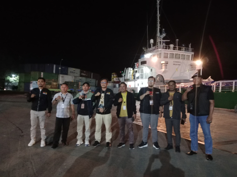 Foto : Pengawasan Surat Suara yang baru tiba di pelabuhan Gorontalo