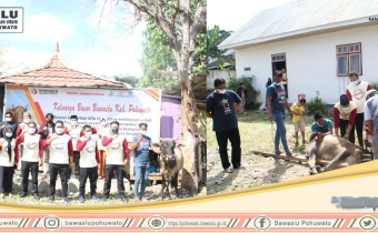 Tetap Terapkan Prokes, Bawaslu Pohuwato Sembelih Hewan Qurban