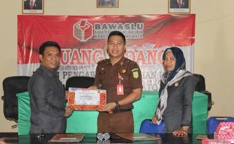 SENTRA GAKKUMDU TERIMA PIAGAM PENGHARGAAN DARI BAWASLU KABUPATEN POHUWATO.