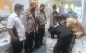 Ketua Bawaslu Hadiri Pembukaan Kotak Suara