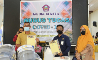 POHUWATO-Bawaslu Kabupaten Pohuwato Tandatangani Addendum Kedua NPHD dan Menerima Bantuan Alat Pelindung Diri (APD) dari Pemerintah Daerah Kabupaten Pohuwato  Kamis,(25/06/2020).
