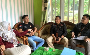 Ketua Bawaslu Kabupaten Pohuwato, Yolanda Harun, saat mendampingi Kabag Hukum, Penanganan Pelanggaran, dan Penyelesaian Sengketa Bawaslu Provinsi Gorontalo, Yusnandar Karim.