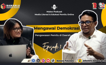 Host Indrawaty Saleh (kiri) berbincang dengan Ketua Bawaslu Provinsi Gorontalo, Idris Usuli (kanan), dalam Podcast Maleo Episode 1 di Kantor Bawaslu Pohuwato, membahas pengawasan demokrasi dan pemilu di daerah.