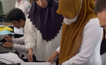 Ketua Bawaslu Pohuwato, Yolanda Harun saat melakukan Pengawasan Pencocokan dan Penelitian Terbatas (Coktas) yang di Lakukan oleh KPU Kabupaten Pohuwato di Kecamatan Lemito